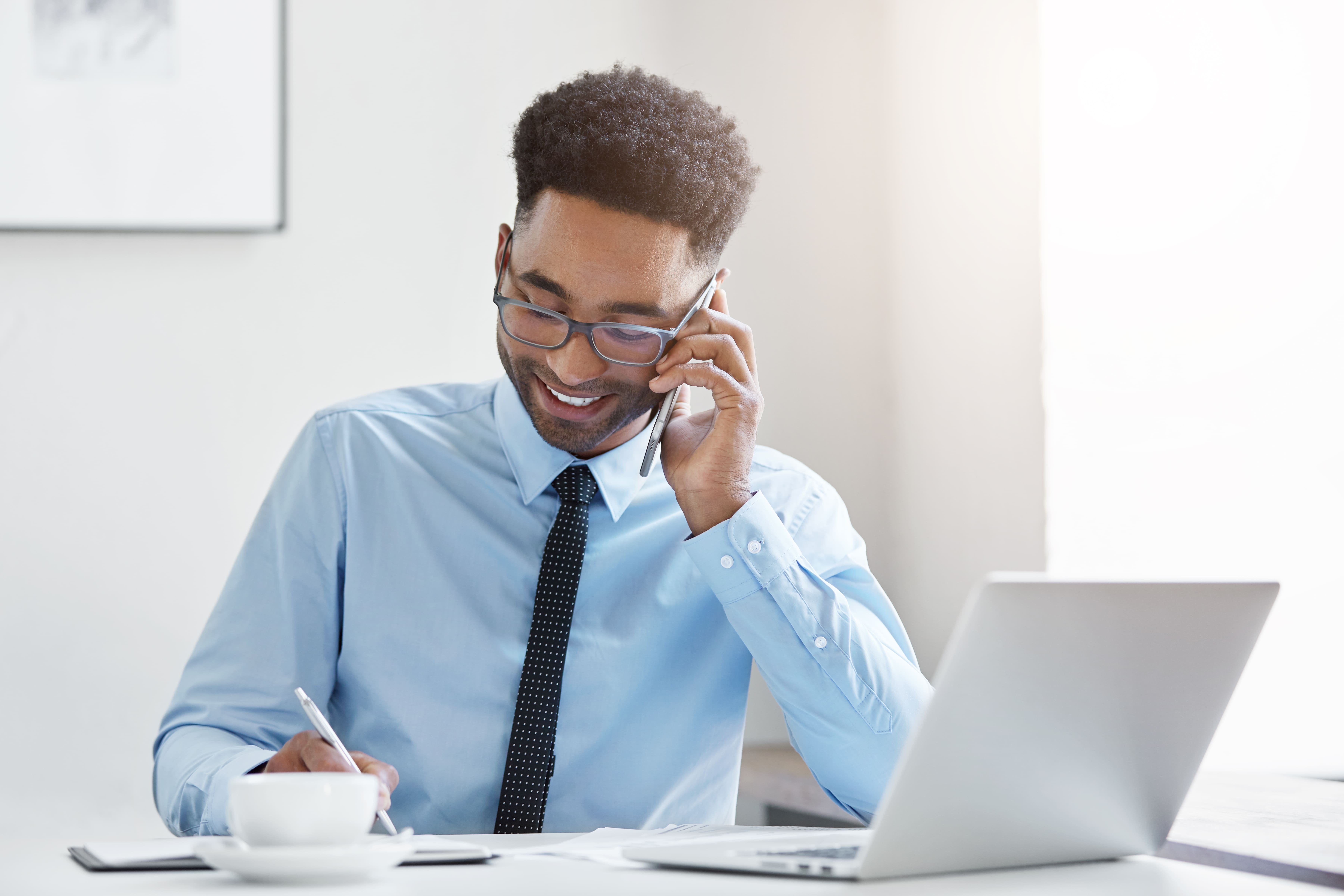 empresario-confiante-trabalhando-na-mesa