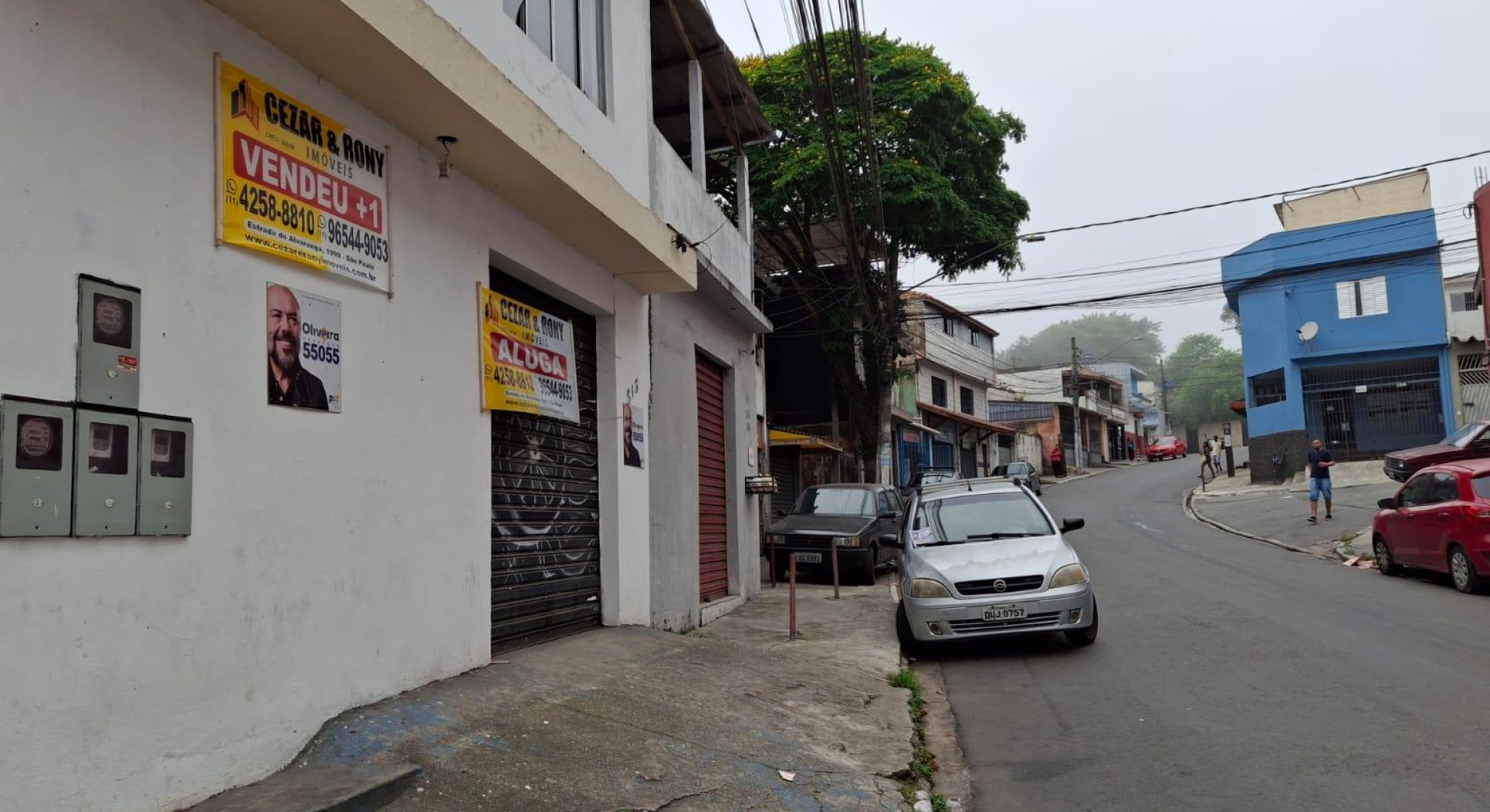 Aluga-se salão na Rua dos Robalos, 313