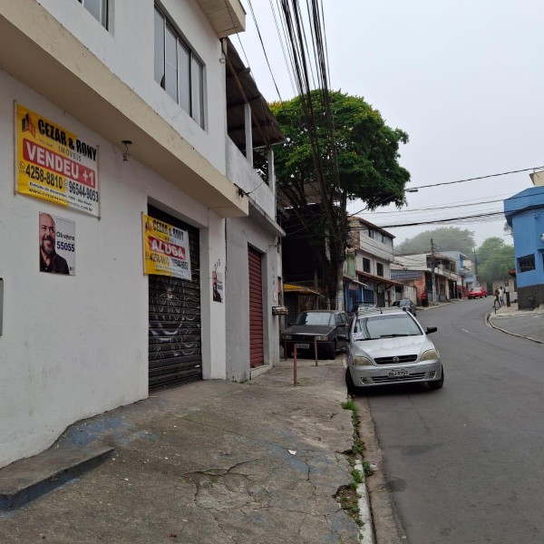 Aluga-se salão na Rua dos Robalos, 313