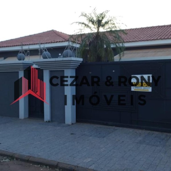 Ampla Casa à Venda na Rua Recife